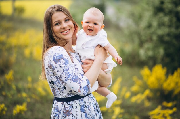 Mère avec une fille en bas âge