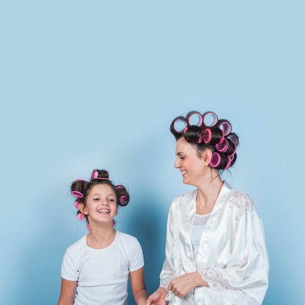 Photo gratuite mère et fille en bigoudis souriant