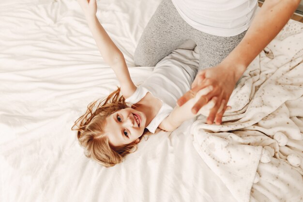 mère avec fille blonde mignonne