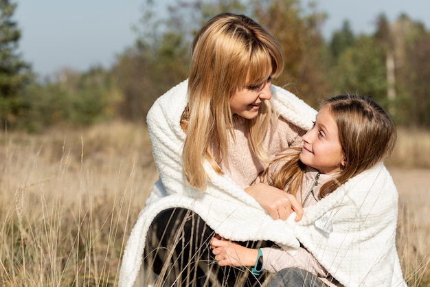 Photo gratuite mère, fille, couverture, couverture