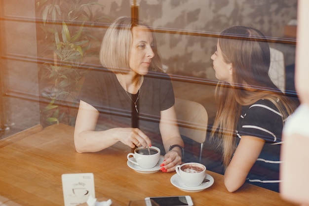 Mère avec fille dans un café