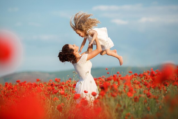 mère et fille dans un champ de coquelicots