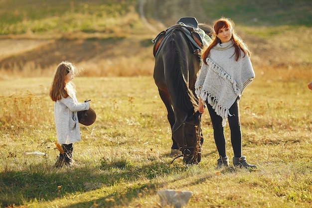 Mère Et Fille Dans Un Champ Jouant Avec Un Cheval