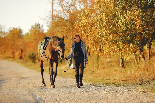 Mère et fille dans un champ jouant avec un cheval