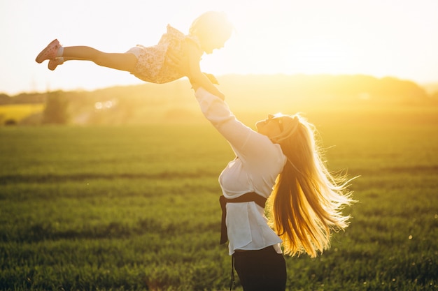 Mère et fille dans le champ