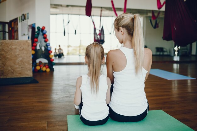 Mère avec fille dans un gymnase