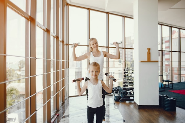 Mère avec fille dans un gymnase