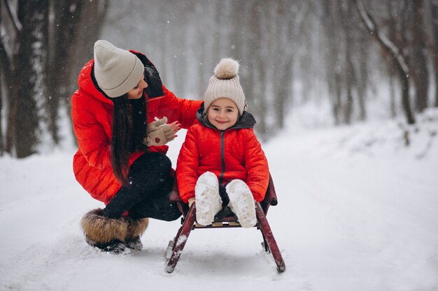 Mère, fille, dans, hiver, parc, luge