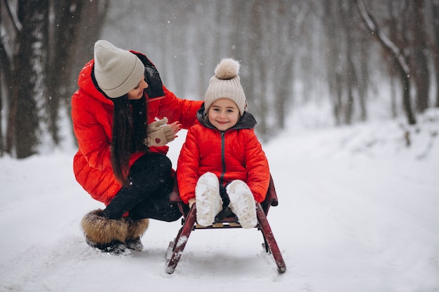 Mère, fille, dans, hiver, parc, luge