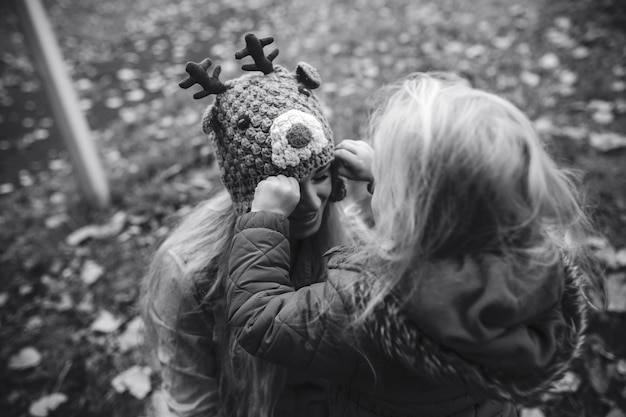 Mère avec fille dans le parc d'automne