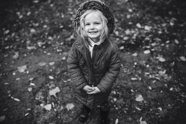 Mère avec fille dans le parc d'automne