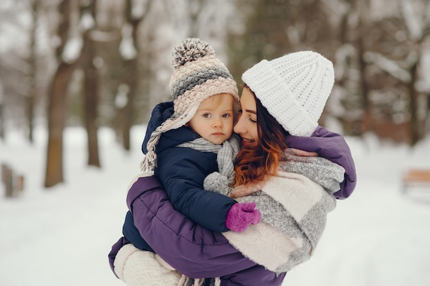 Mère et fille dans un parc d&#39;hiver
