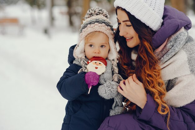 Mère et fille dans un parc d&#39;hiver