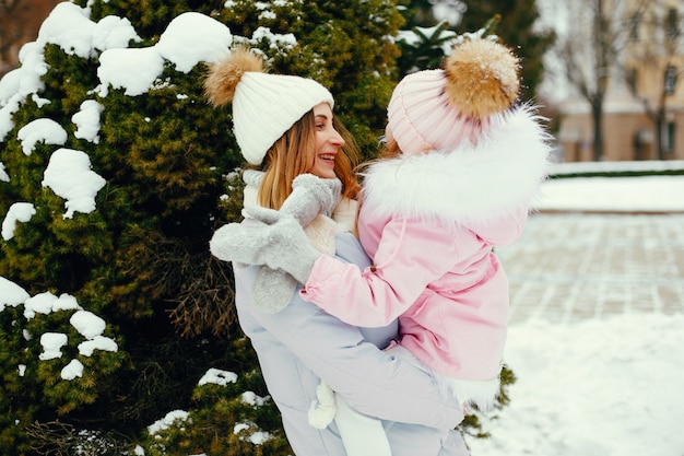 Photo gratuite mère et fille dans un parc d'hiver