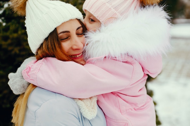 Mère et fille dans un parc d'hiver