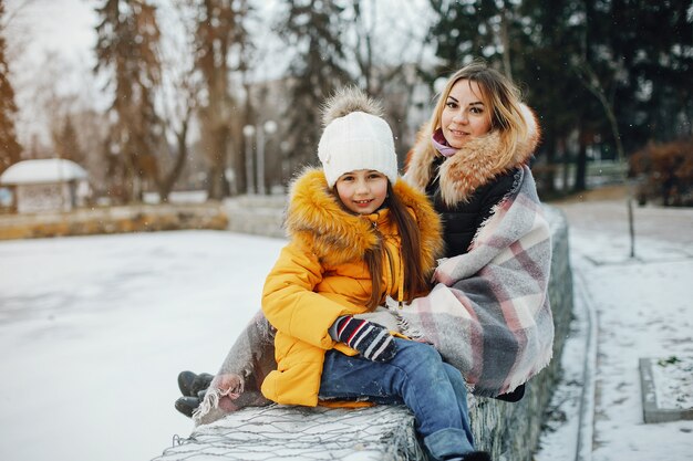 Mère avec fille dans un parc