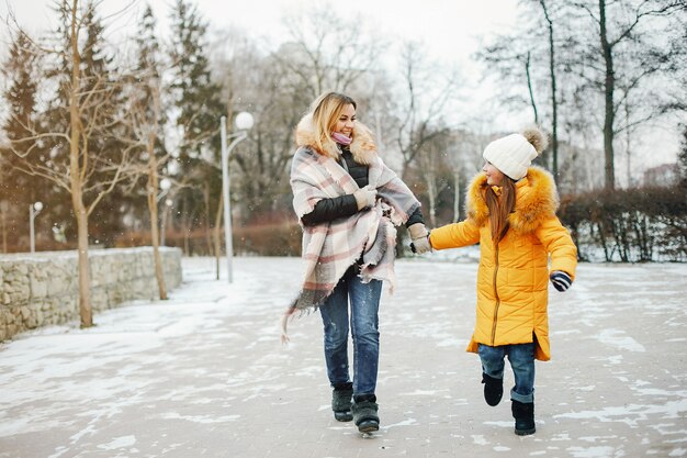 Mère avec fille dans un parc