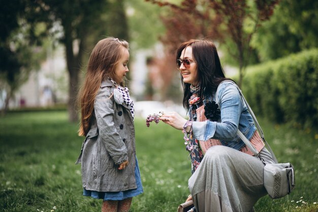 Mère et fille dans le parc