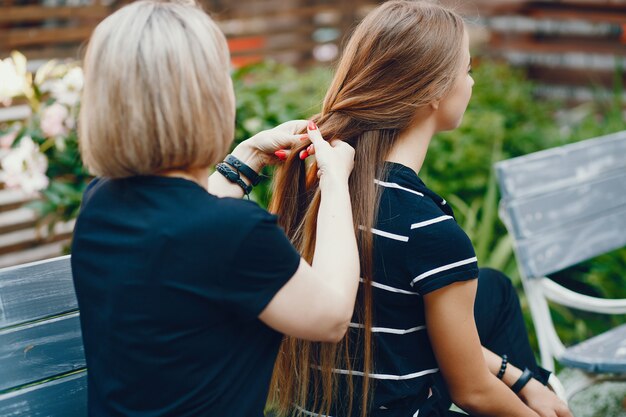 Mère avec fille dans une ville