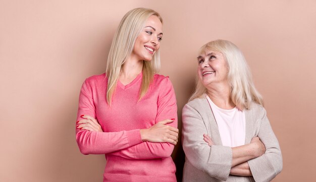 Mère et fille debout, les bras croisés