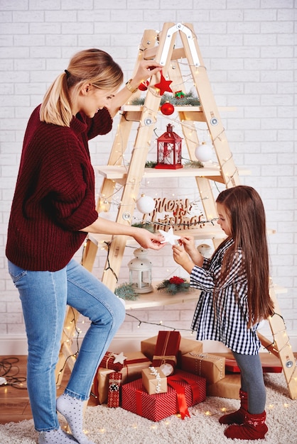 Mère et fille décorant le sapin de Noël