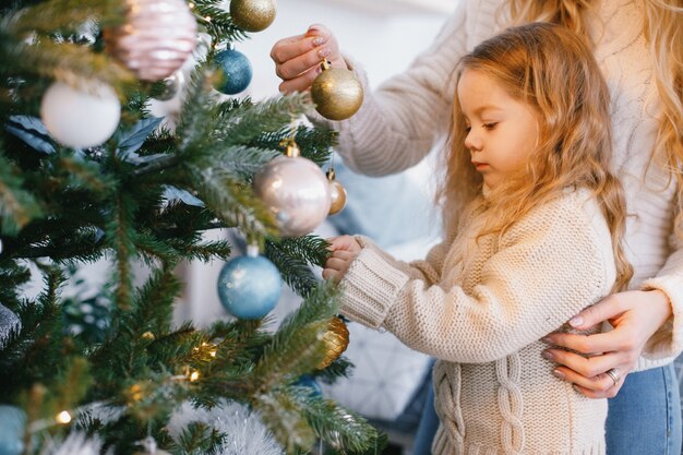 mère et fille décorer l&#39;arbre