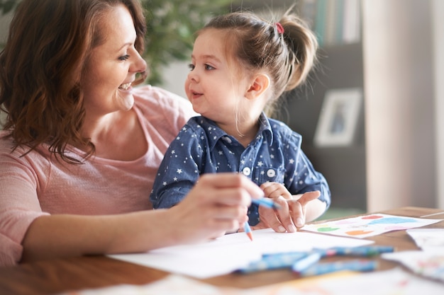 Mère et fille dessin sur un papier blanc