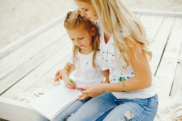 Mère, fille, dessin, parc