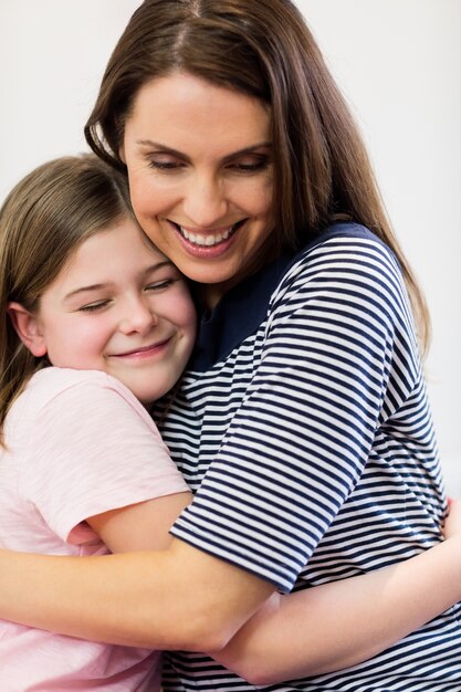 Mère et fille embrassant