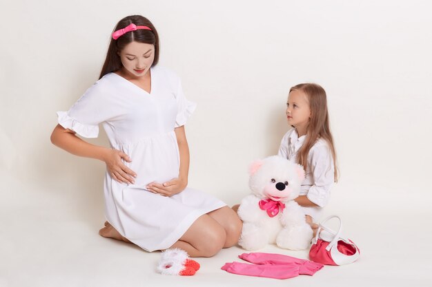 Mère et fille enceintes s'amusant ensemble