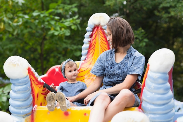 Mère et fille ensemble dans le parc