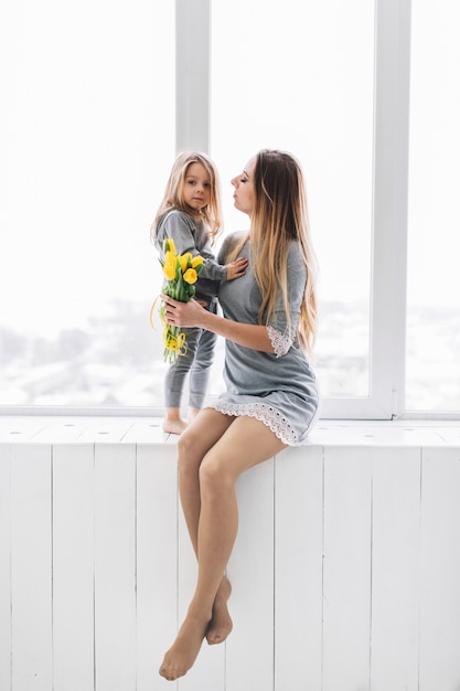 Photo gratuite mère et fille ensemble