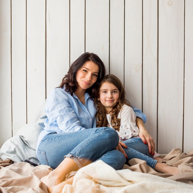 Mère, fille, étreindre, lit