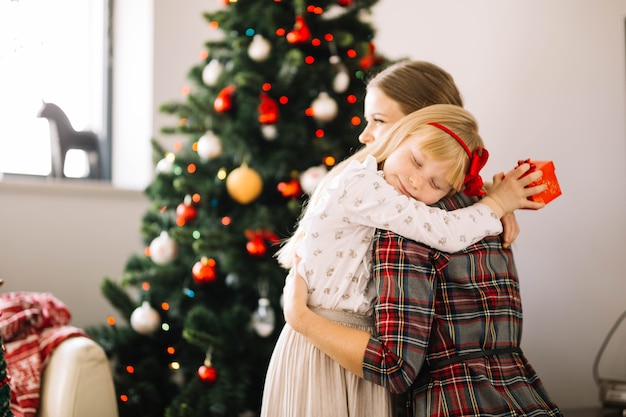 Mère et fille, étreindre à Noël