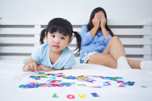 Mère et fille étudient l'alphabet