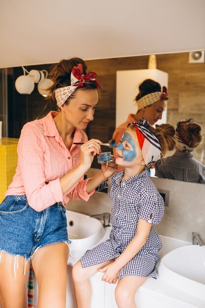 Mère et fille fabriquant des masques à la maison