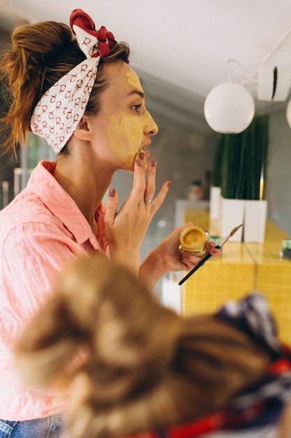 Mère et fille fabriquant des masques à la maison