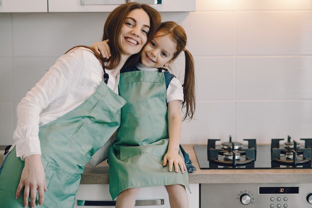 Mère et fille faire cuire la pâte pour les cookies