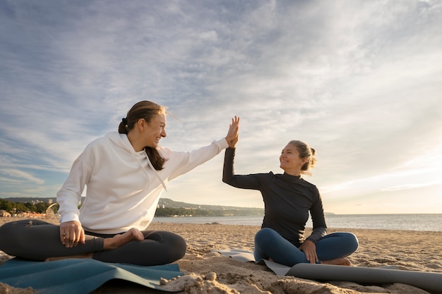 Photo gratuite mère et fille faisant du yoga plein coup