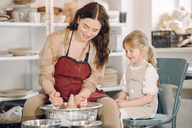 Mère, fille, fait, vase, potterystudio