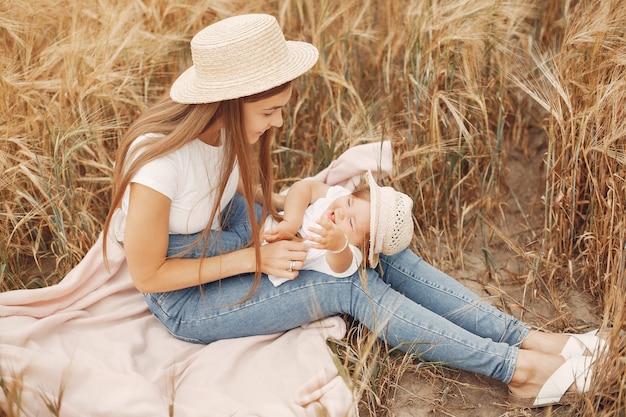 Mère avec fille jouant dans un champ d'été