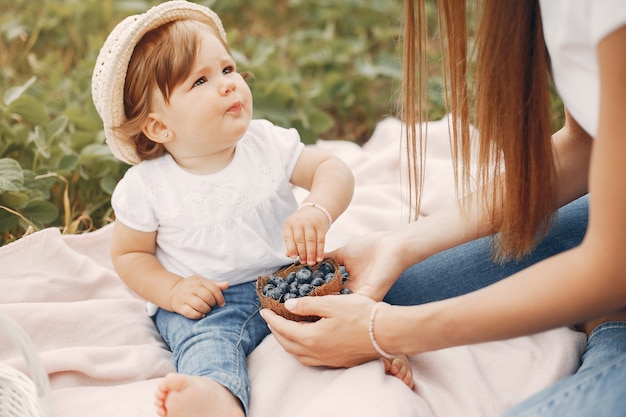 Mère avec fille jouant dans un champ d'été