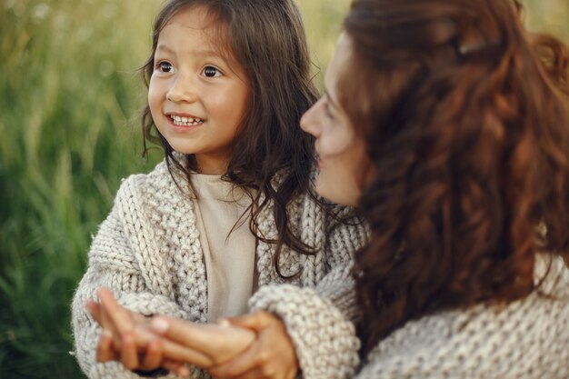 Mère avec fille jouant dans un champ d'été