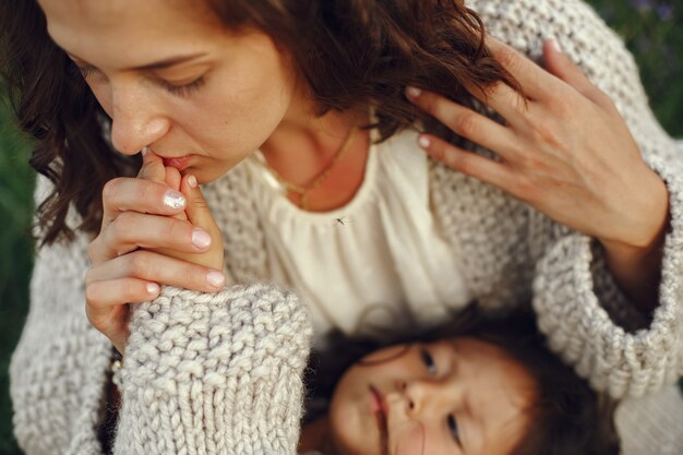 Mère avec fille jouant dans un champ d'été