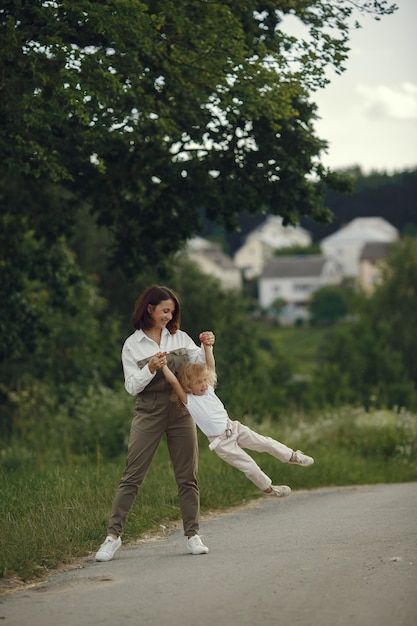 Mère avec fille jouant dans un champ d'été