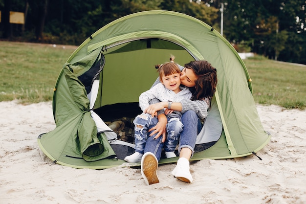 Mère avec fille jouant dans un parc d&#39;été