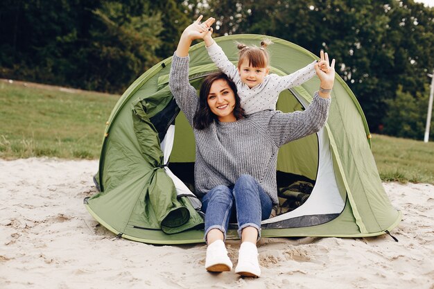 Mère avec fille jouant dans un parc d&#39;été