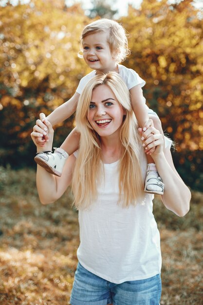 Mère avec fille jouant dans un parc d&#39;été