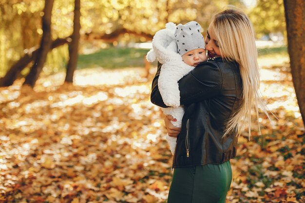 Mère avec fille jouant dans un parc d&#39;été