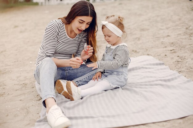 Mère avec fille jouant dans un parc d'été